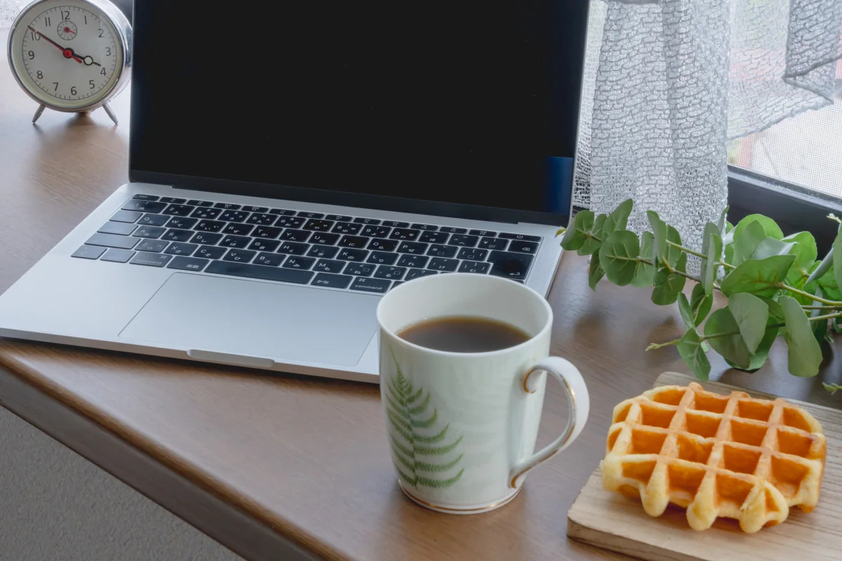 ノートパソコンとコーヒーとワッフル(イメージ写真)