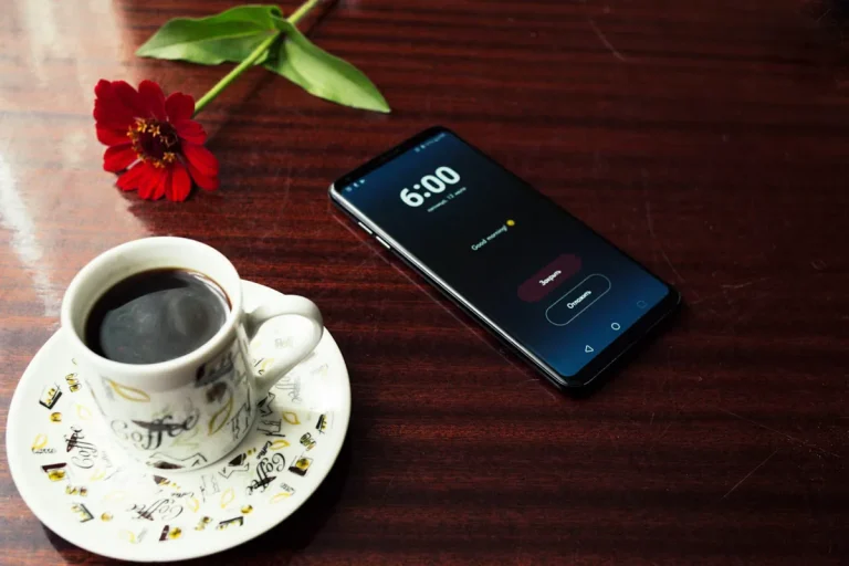 コーヒーとアラーム時刻を表示したスマートフォン