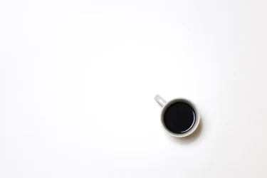 マグカップに入ったブラックコーヒー
