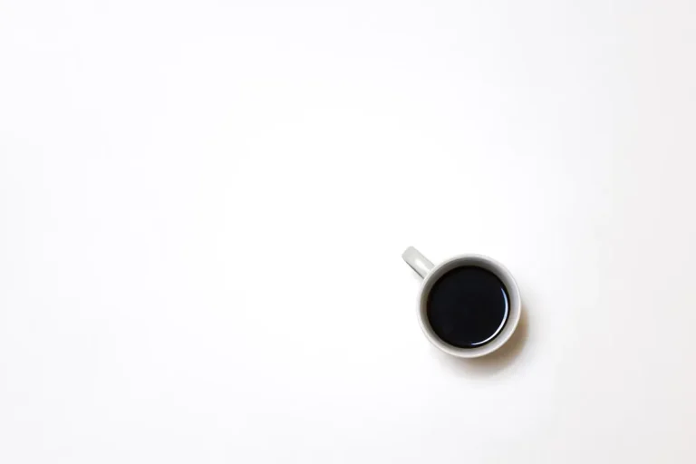 マグカップに入ったブラックコーヒー