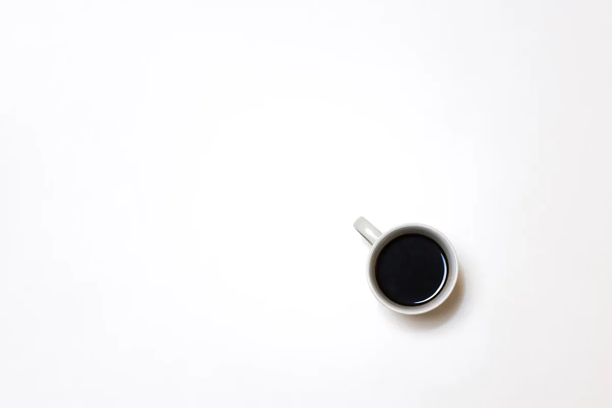 マグカップに入ったブラックコーヒー