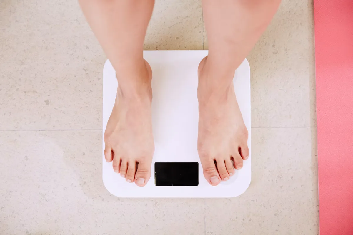 白いデジタル体重計に乗った足元