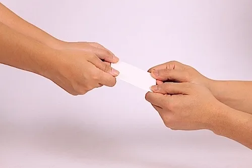 名刺を受け渡す手元