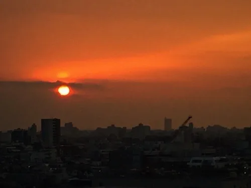 街に沈む夕日