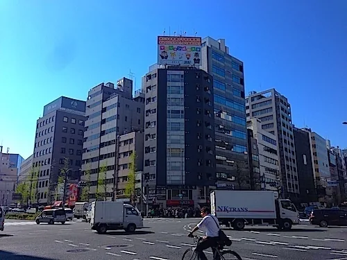 ビルと交差点