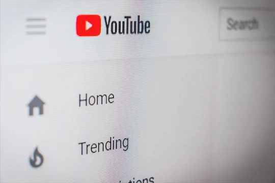 YouTubeのロゴとメニュー