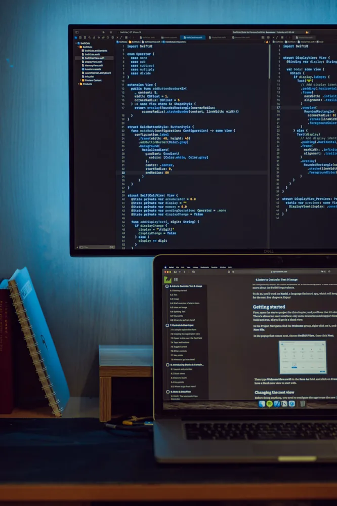 Swiftコードとプログラミングチュートリアルを表示するコンピュータモニターとノートパソコン