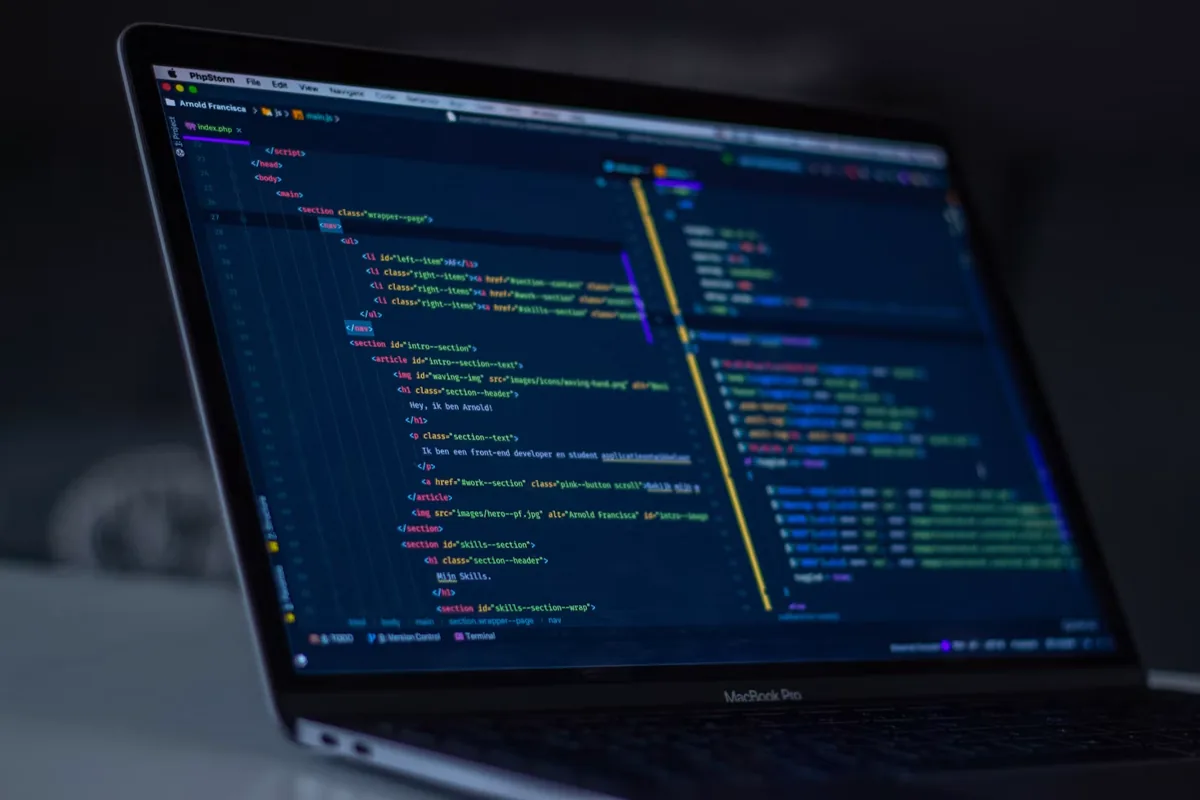 MacBook Proの電源を入れると、プログラミングコードが表示されます